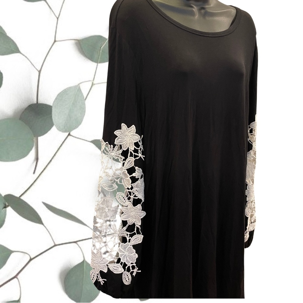 Elegant Black/White Lace Sleeve Women's Dress
